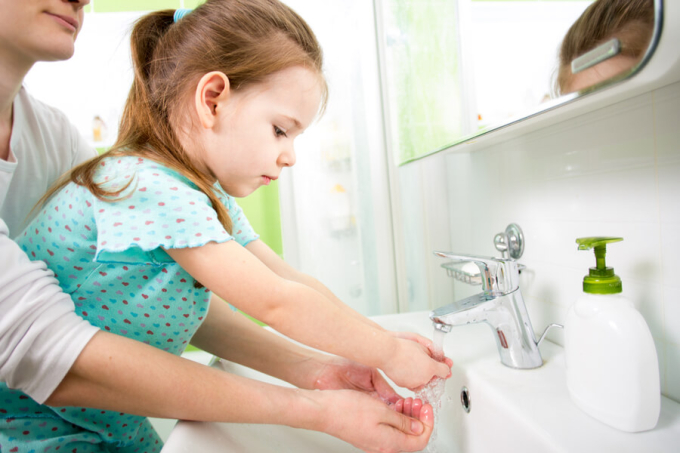dziewczynka myje ręce